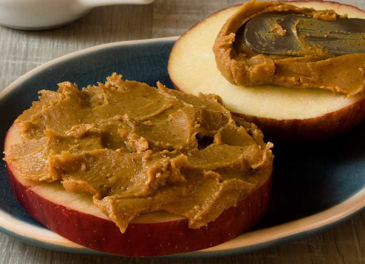 Apples with peanut butter